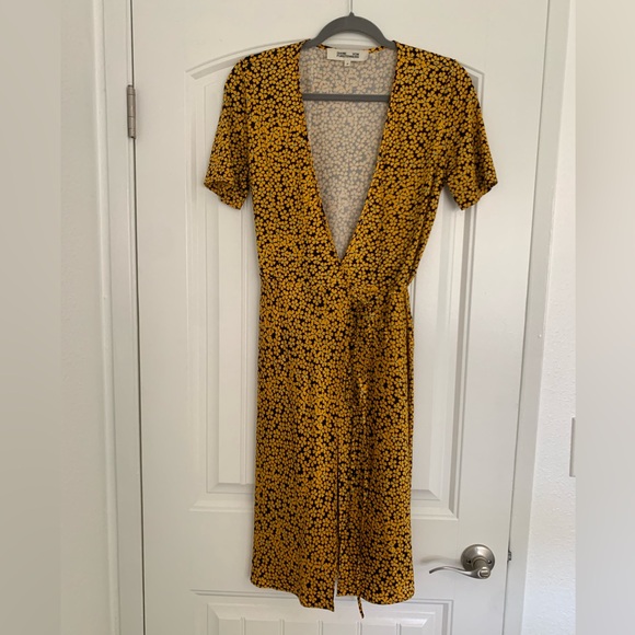 Diane Von Furstenberg Silk Wrap Dress in Buttercup Print - Size 4 - Picture 5 of 13